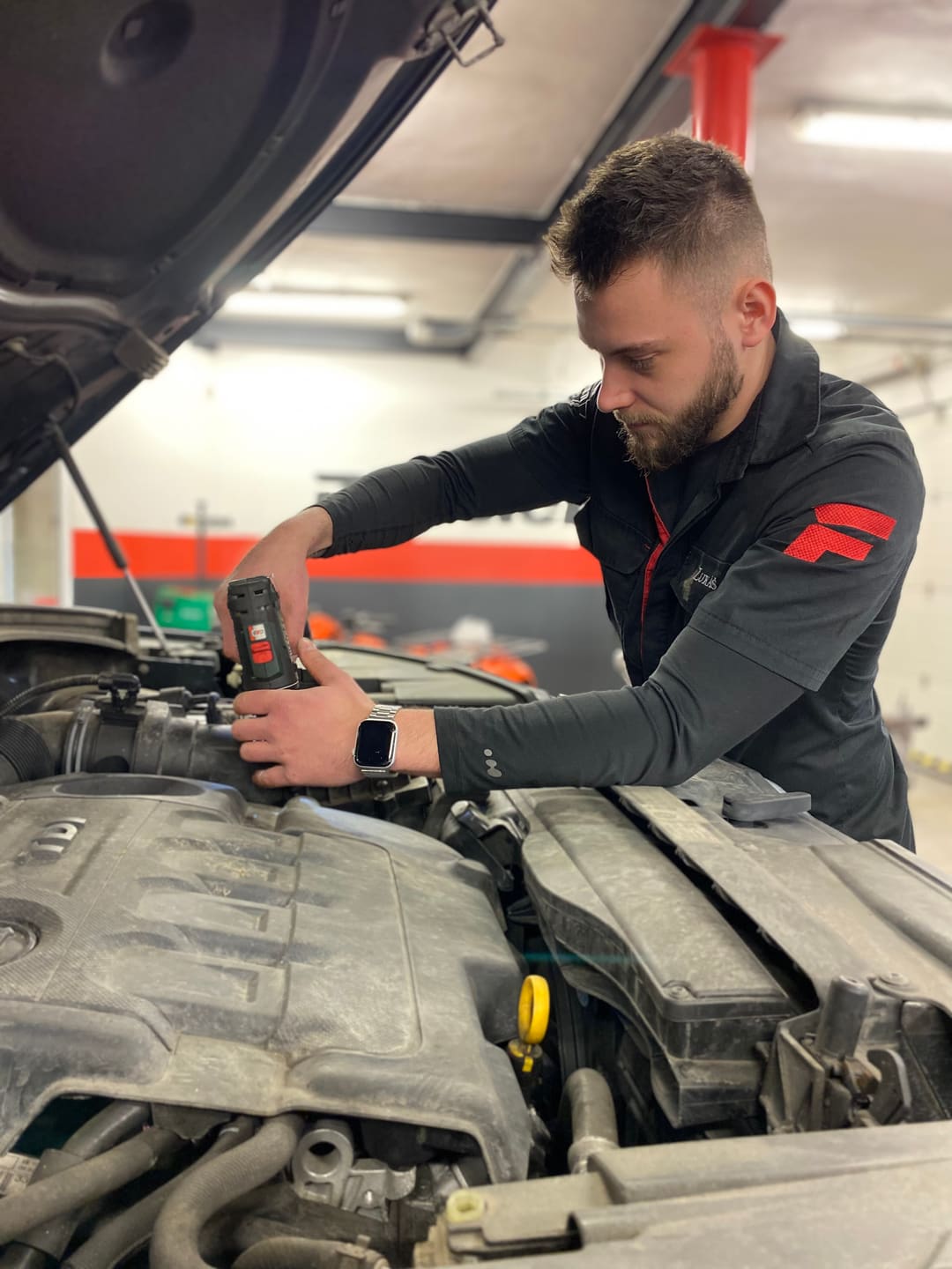 Mechanik FREISLER AUTO při práci v motorovém prostoru