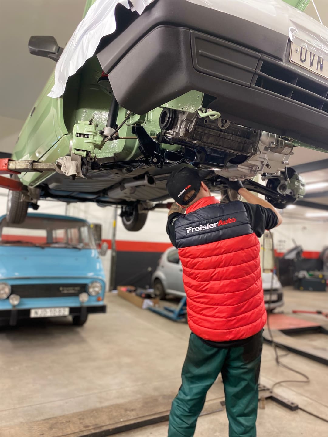Mechanická dílna FREISLER AUTO – práce na podvozku vozu na zvedáku