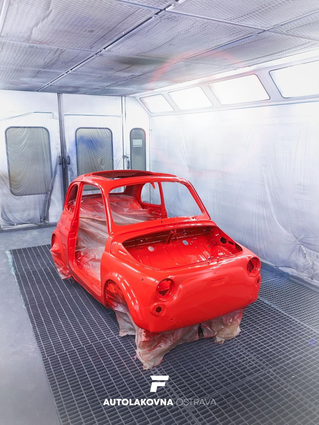 Červeně lakovaná karoserie historického automobilu